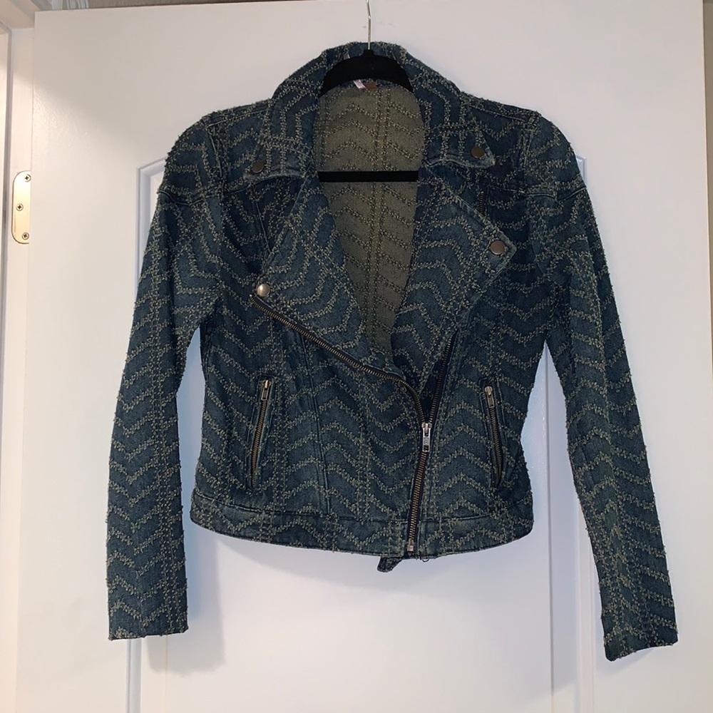 Amazing Free People Denim Jacket! Great condition! Size 2. 💕